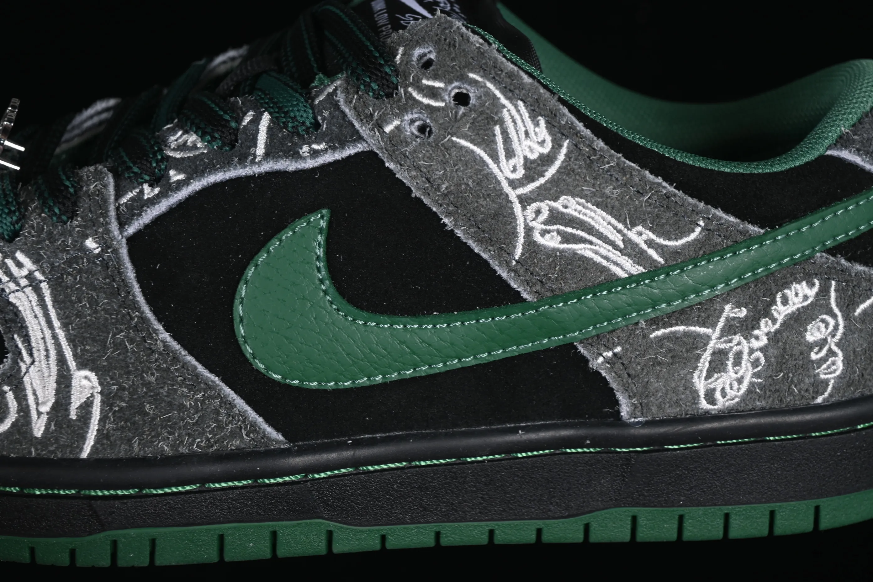 All Categories Nk SB Dunk Series Nk SB Dunk Low Low-top Sneakers K Version There Skateboards x Nk SB Dunk Low Graffiti Art Style Joint Model SB Low-top Casual Sneakers HF7743-001
